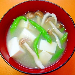 豆腐とごぼうシメジ万願寺唐辛子の味噌汁